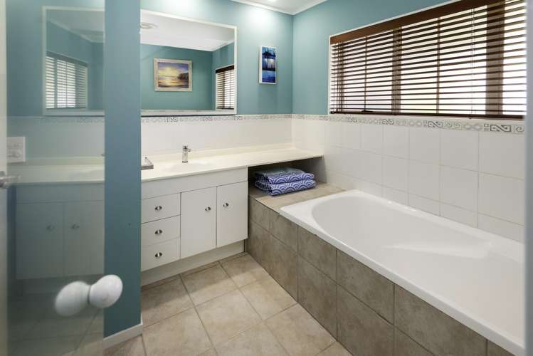 26 Bernie Edwards Place Botany Downs_16