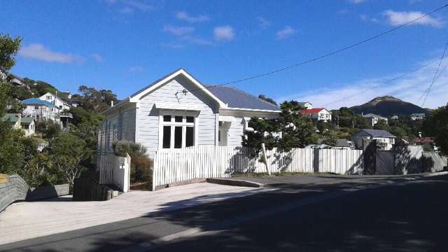 Charming 3BR Wadestown Haven with Deck