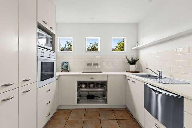 2 Queens Walk Taradale_1