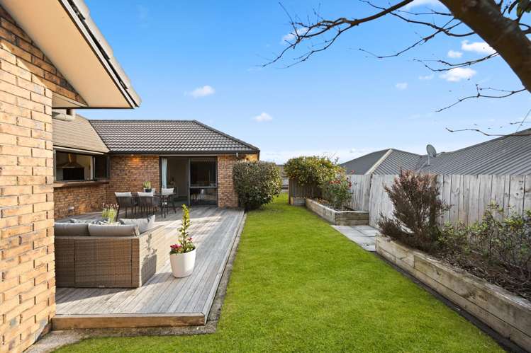 6 Compton Grove Huntington_13