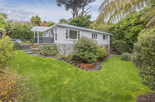 SUNNY AND SPACIOUS LIVING IN CENTRAL JOHNSONVILLE