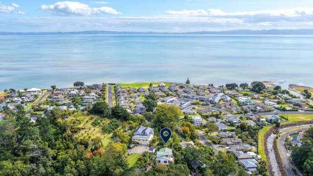 Central escape with sea and bush views – Auction