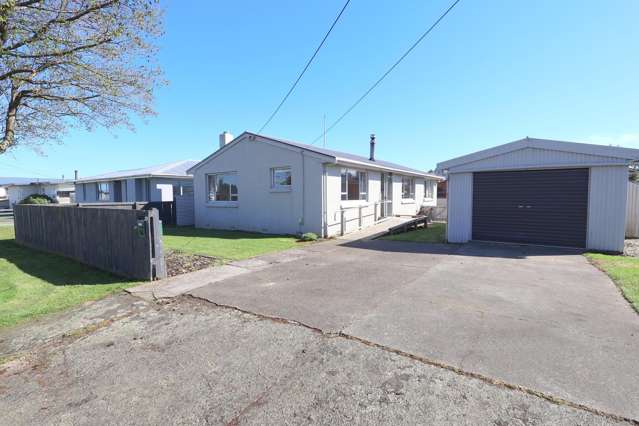 Sunny, Easy-Care Living In A Handy Location!