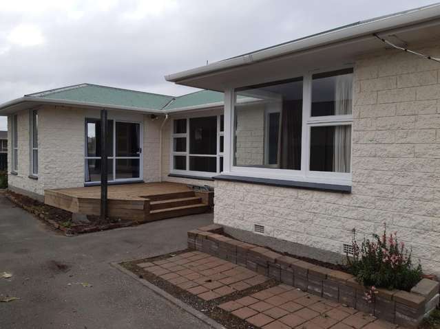 *** FAMILY LIVING IN HORNBY ***
