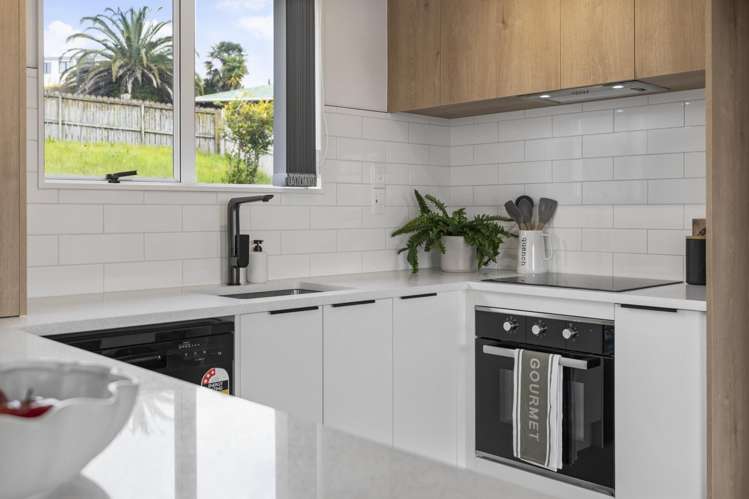 8 Halloran Place Massey_11