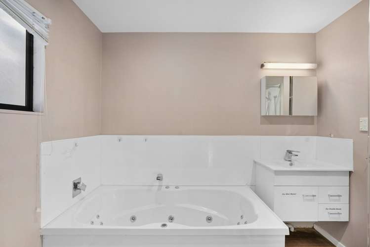 218 Fernhill Road Fernhill/Sunshine Bay_12