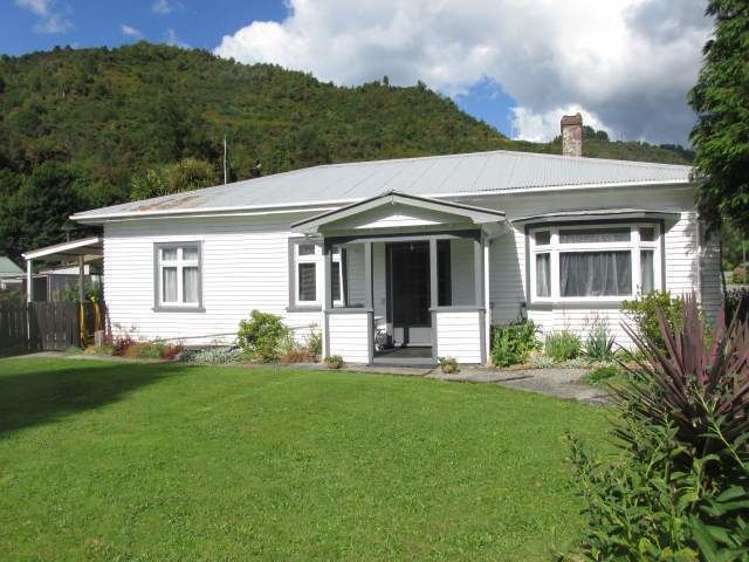 14 Broadway Reefton_15