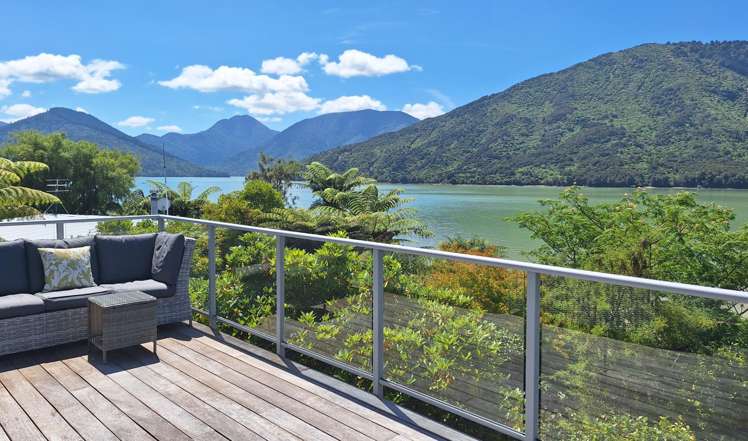 685 Queen Charlotte Drive_0