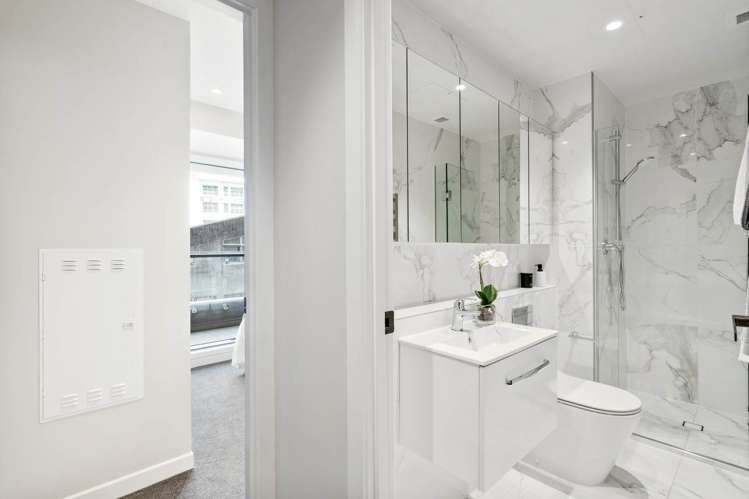 213/47 Beach Road City Centre_5