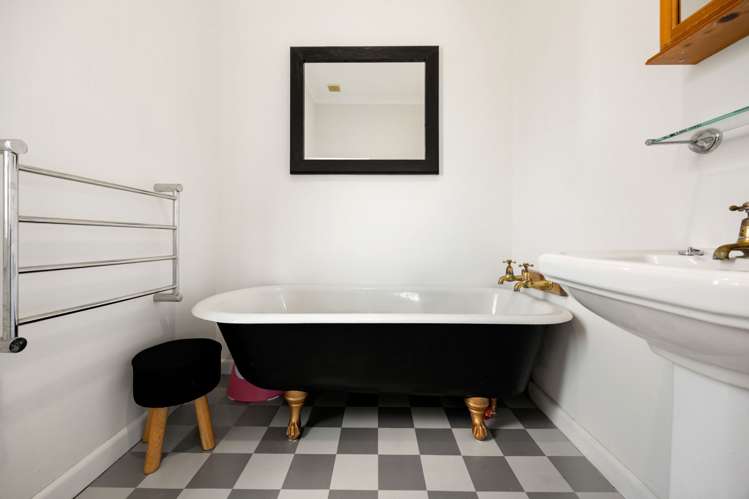 102 Naylor Street Hamilton East_14