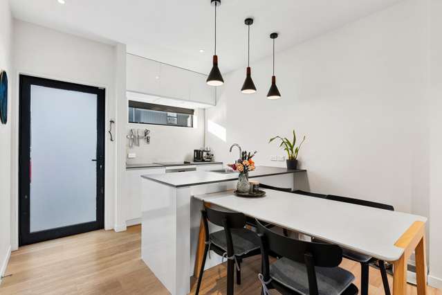 13/6 Oswald Crescent Paparangi_1