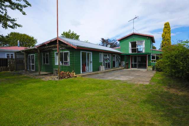 Large Home Ideal for Families or Investors