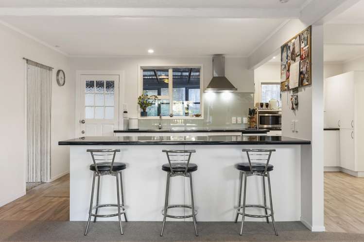 903 West Coast Road Waiatarua_5