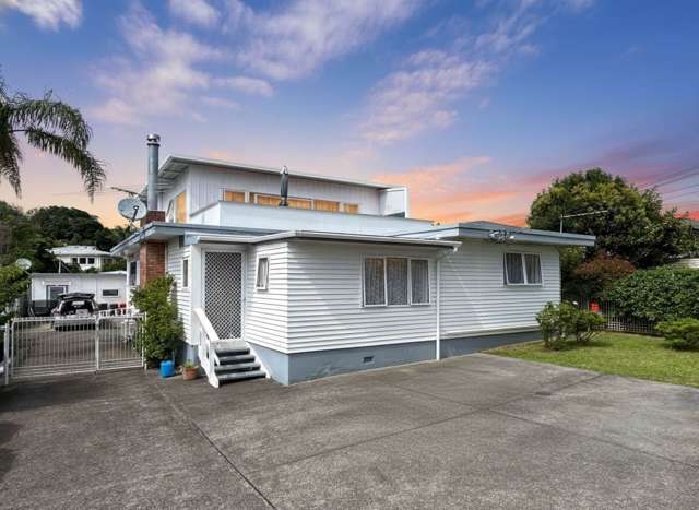 Massive Family Home with Pool & Guest House – ...