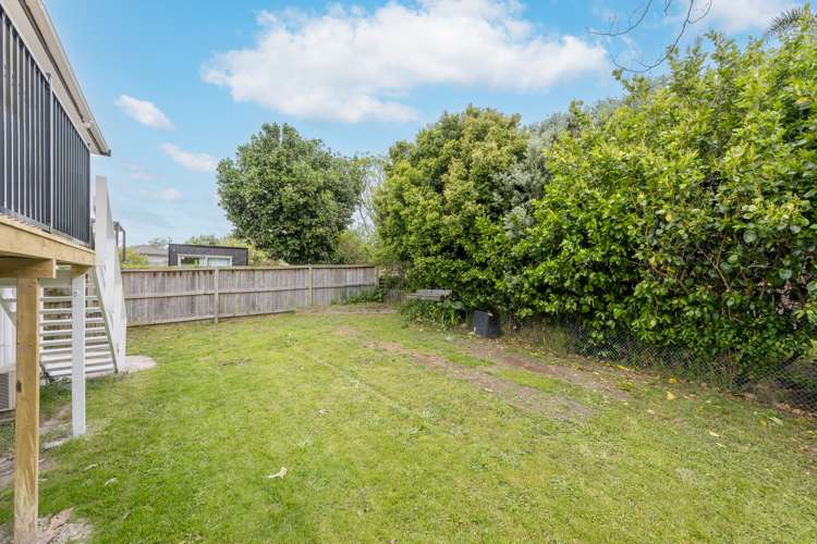 9 Piccadilly Circus Snells Beach_40