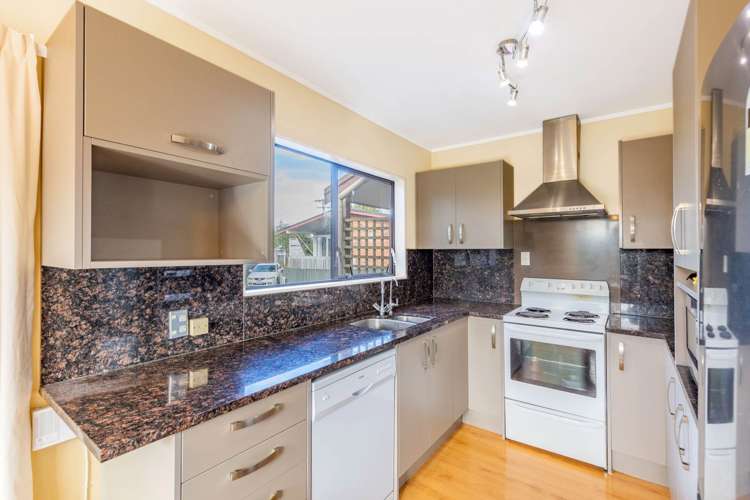 2/12 Eskdale Road Birkdale_8