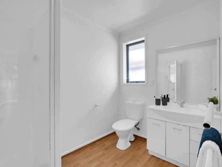 5 Locksley Lane Hamilton East_22