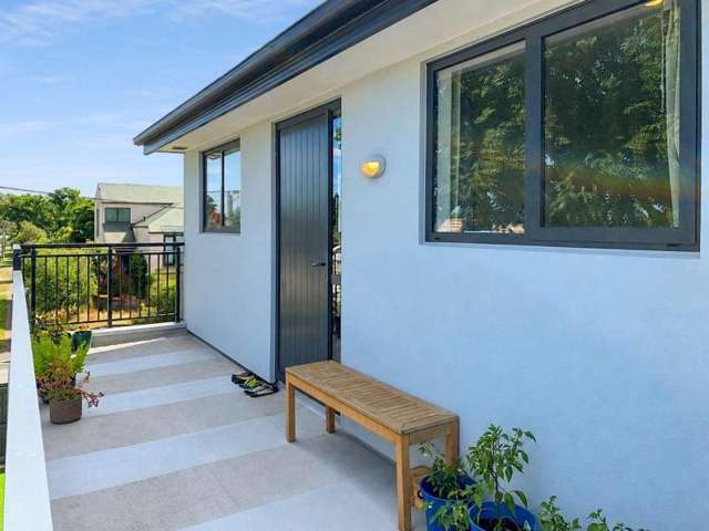 LINWOOD - MODERN 2 BEDROOM UNIT, CARPORT, HEAT PUMP