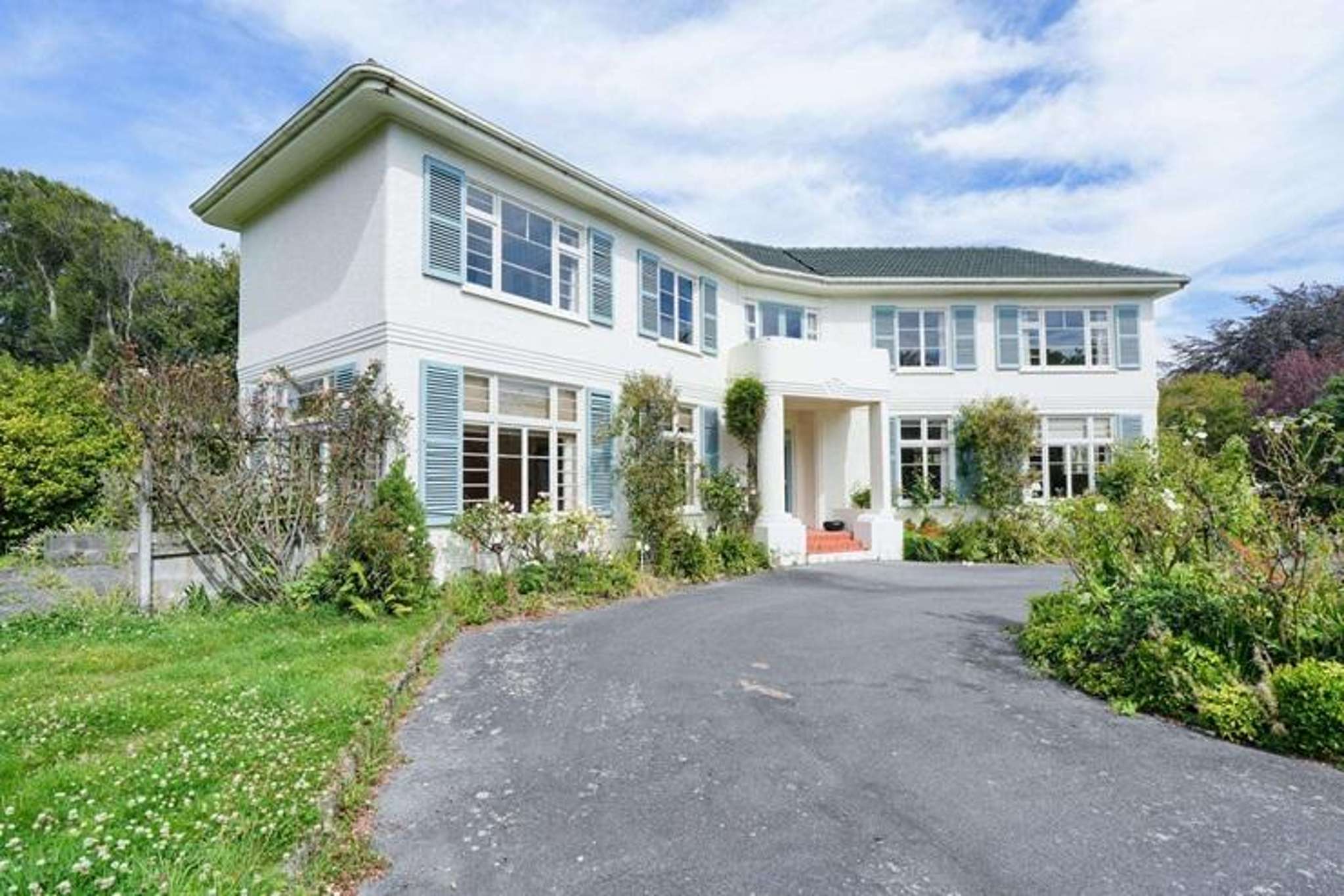 ‘Save me from myself’ - run-down manor that once hosted the Queen for sale