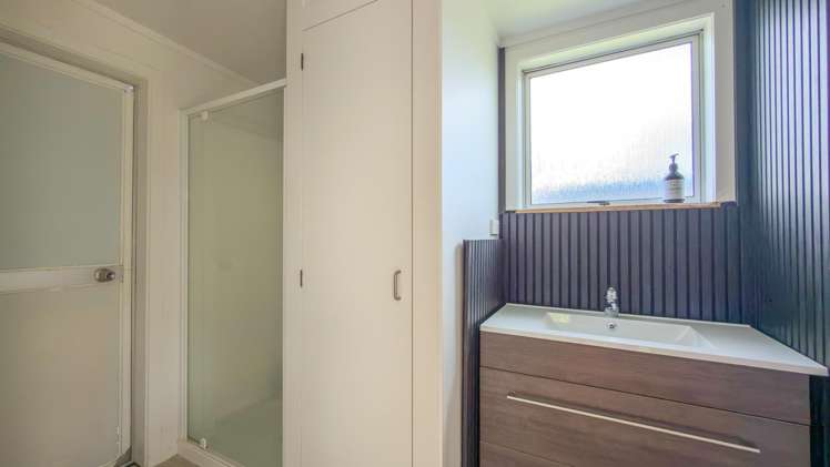 211a The Square Whangamatā_15