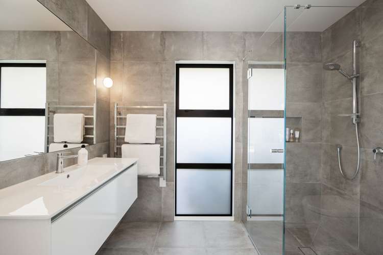 703 River Road Chartwell_16