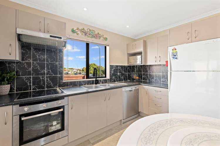 94 Robert Skelton Place Clendon Park_11