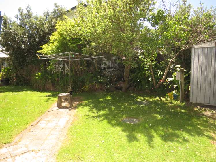 14 Lochiel Street Mahia Beach_17