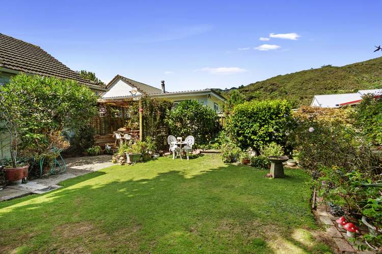 2 Burke Grove Naenae_16