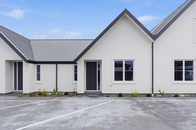 Sunny 2 bedroom single story unit available now!