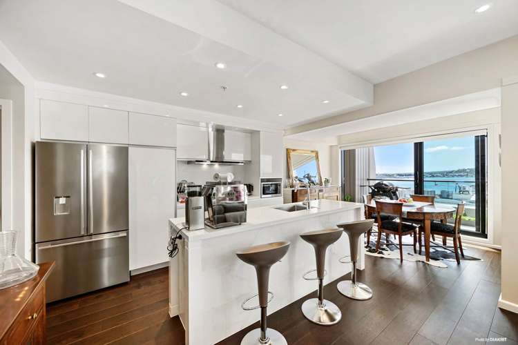 1406/47 Beach Road City Centre_5