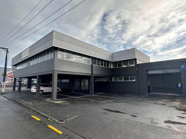 RARE MT EDEN WAREHOUSE/OFFICE WITH 16 PARKS