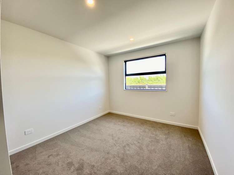 64 Southfield Drive Lincoln_11