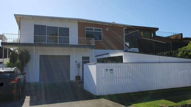 CENTRAL LIVING! ACROSS FROM PUKEKURA PARK