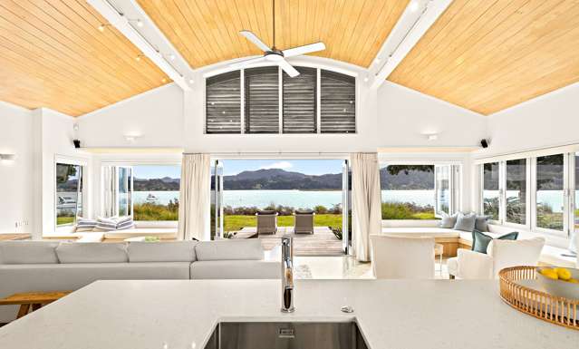 Beachfront Omaha bach is a home for all seasons