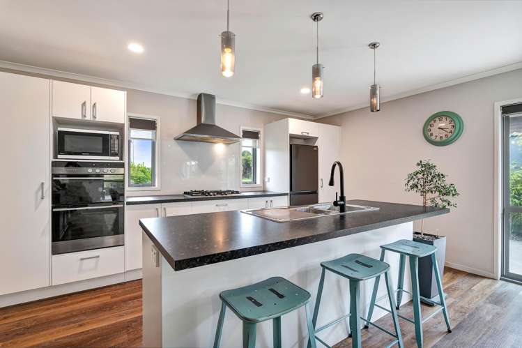 122 Pohutukawa Place Waiwhakaiho_2