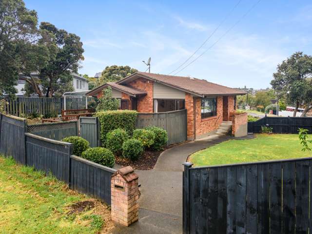 Home & Granny on 857sqm in Macleans