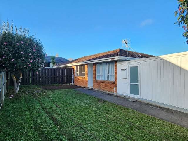 Clean unit with a big garden