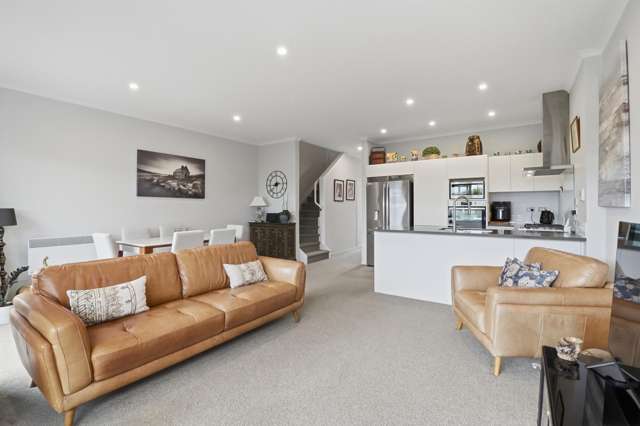 Reserve-Side Living at Its Best