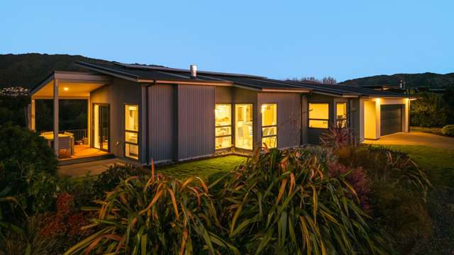 Contemporary Living Above the Landscape