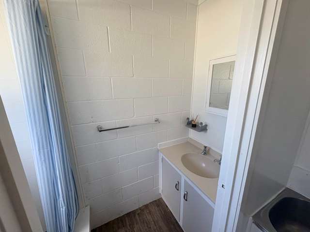 2/310 Western Hills Drive Avenues_4