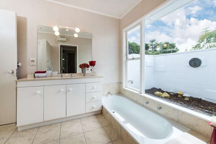 29 Royal View Road Te Atatu South_13