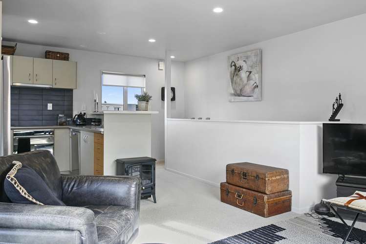 9/208A Lake Terrace Waipahihi_6