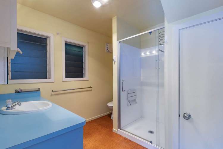 12 Foster Avenue Huia_12