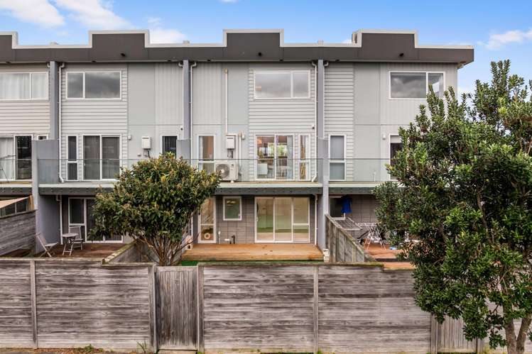 73 Bordeaux Parade Te Atatu South_17