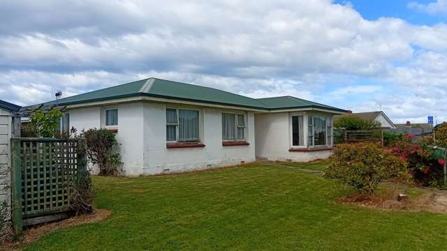 Under Contract- 3 Bed, 2 garages!