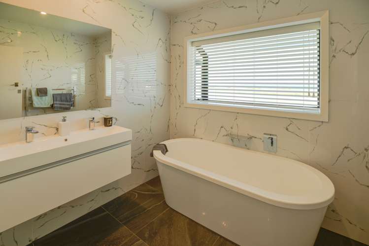 98 The Esplanade Westshore_13