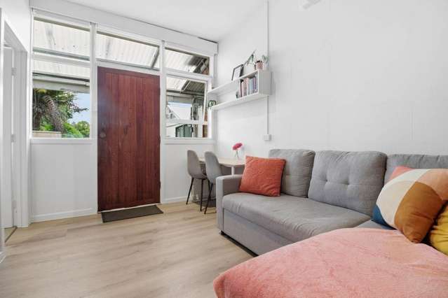 Modern living in Greenlane Col de sac - Furnished!