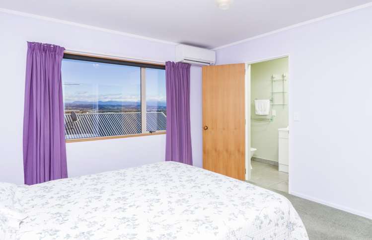 64 Olympus Way Richmond_10