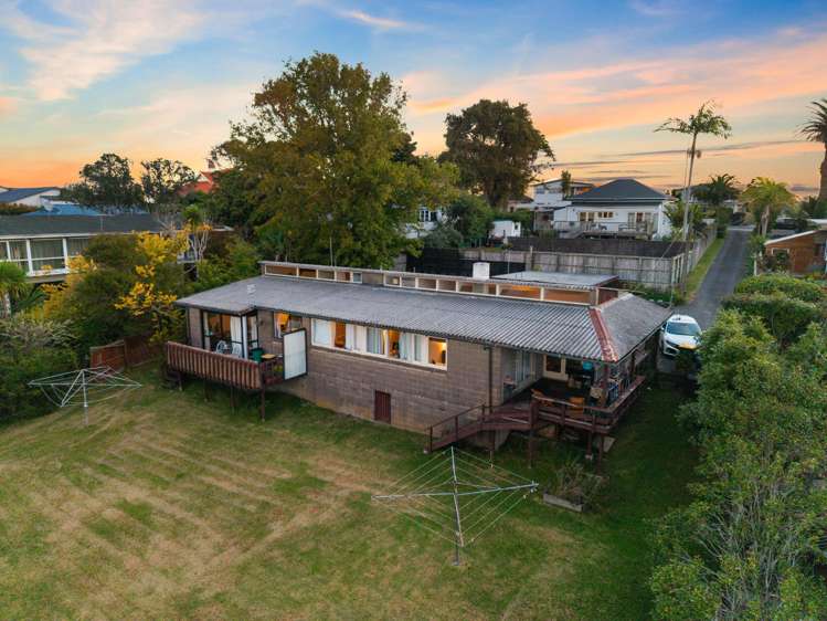1 & 2/135 Glenfield Road Hillcrest_1