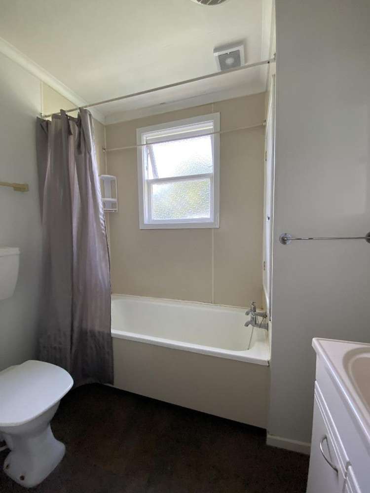 4/173 Kimbolton Road Feilding_5